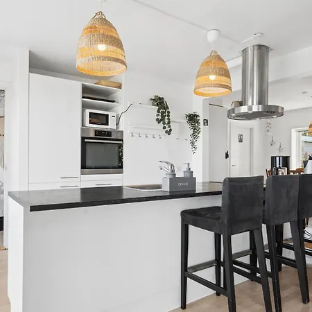 Spacious By Sea For 14 Guests * Glesborg